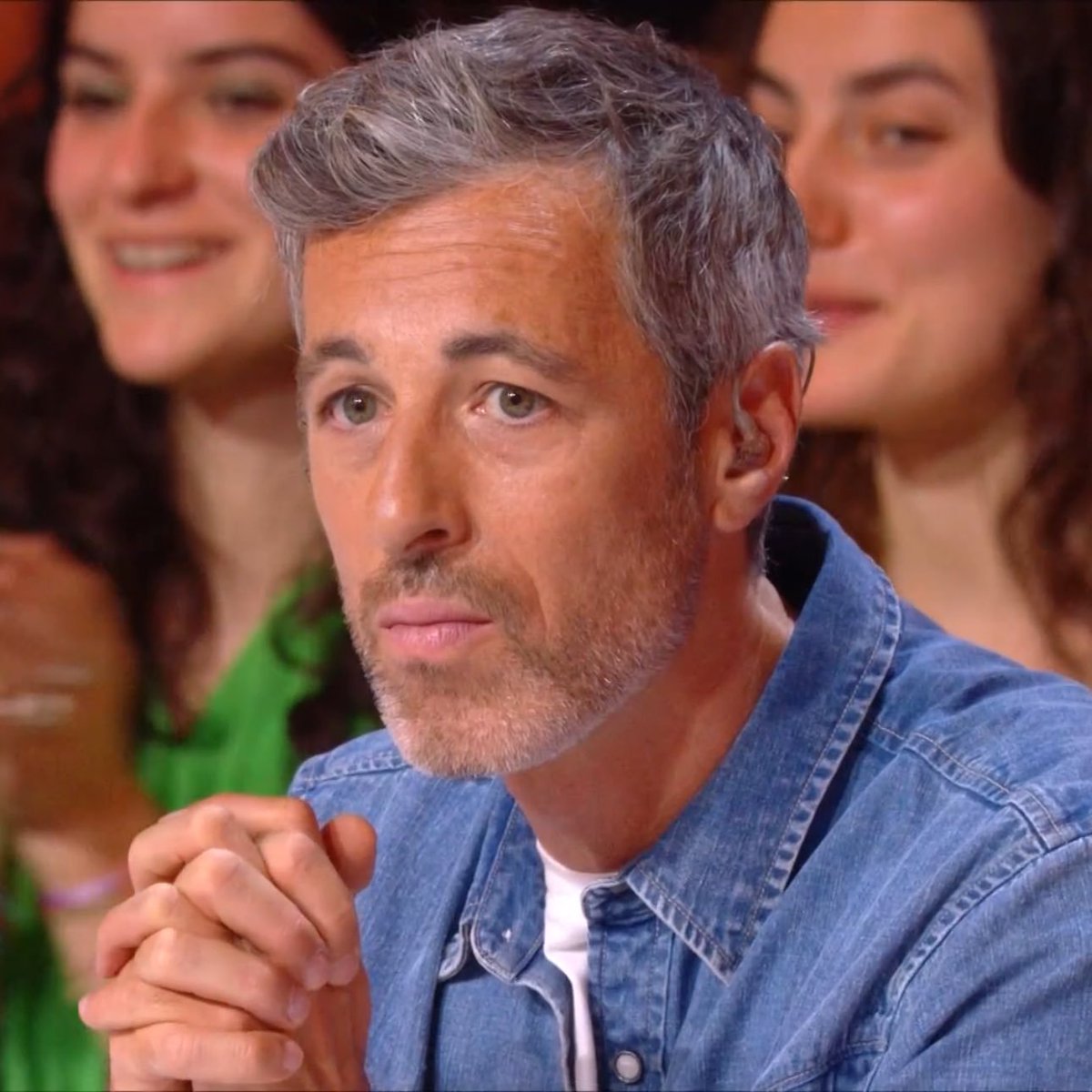 Topher8z's tweet photo. Le respect des journalistes de France tv svp... #anisha #staracademy https://t.co/y5zeX84kmq