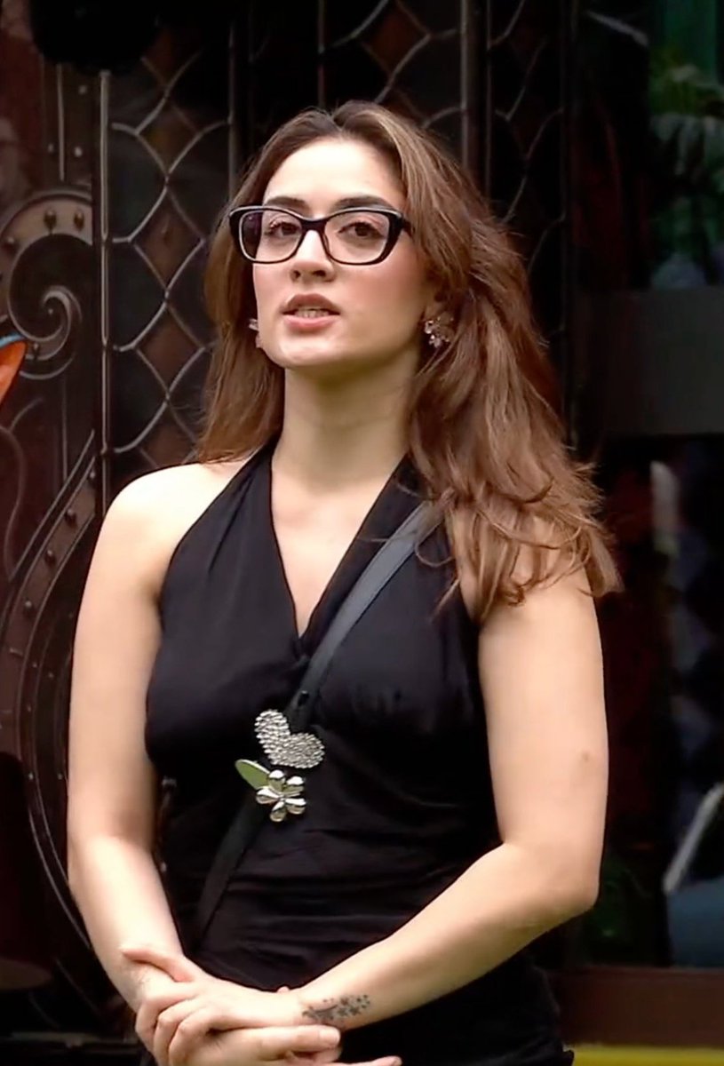 toxicsak's tweet photo. Pretty, graceful and absolutely captivating. ✨🖤

#UditiSingh  #BigBoss20 https://t.co/3EKGQL3hpz
