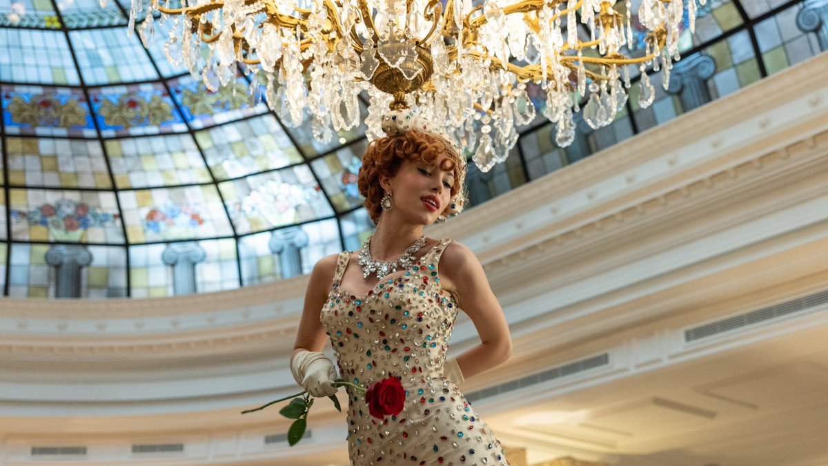 dizi_mania's tweet photo. Yeni polisiye mini dizi "#TheFinalProblem" bugün Netflix'te yayınlandı. 

1959 yılının baharında 13 kişi Mallorca kıyılarının açıklarındaki küçük bir adada şiddetli bir fırtına yüzünden mahsur kalır. Kaldıkları küçük otelde İngiliz asıllı sessiz sakin bir İngiliz turist olan Elisa Mander ölü bulunur. Olay başlangıçta intihar gibi görünse de kısa sürede bir cinayet olduğu anlaşılır. Bir zamanlar beyazperdede Sherlock Holmes’u canlandırmış emekli aktör Basil, istemeden de olsa olayı çözmekle görevlendirilir. Kimsenin ayrılamadığı ve kimsenin gelemediği bir yerde, tüm konuklar ve çalışanlar her geçen gün daha karmaşık hale gelen bir suçun şüphelisi haline gelir. 

Arturo Pérez-Reverte’nin aynı adlı romanından uyarlanan 4 bölümlük dizi Jose Coronado’yu Basil rolüyle karşımıza çıkarıyor.