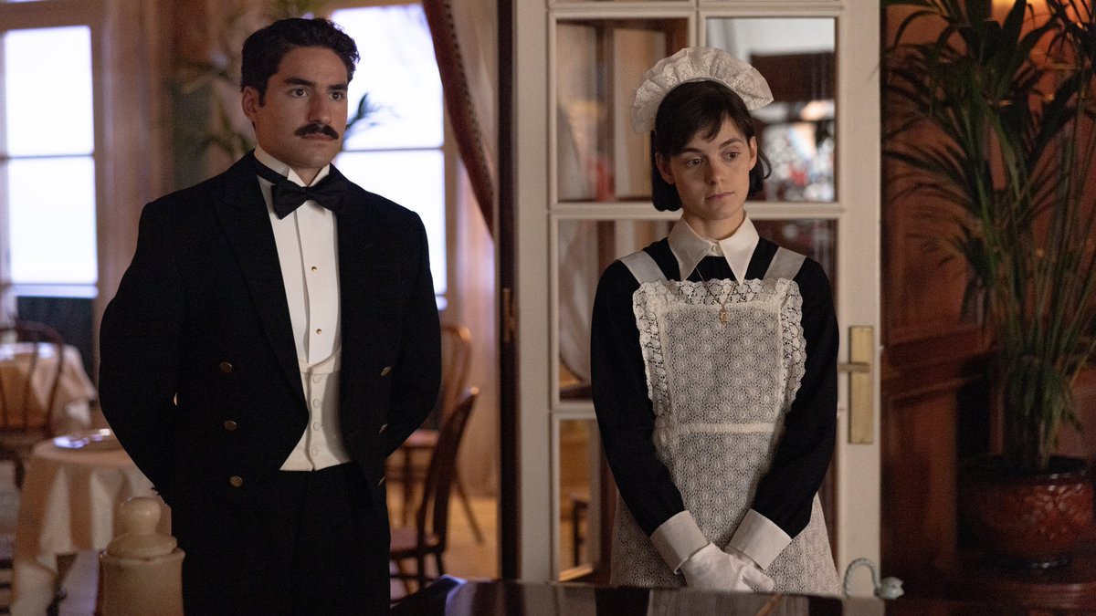 dizi_mania's tweet photo. Yeni polisiye mini dizi "#TheFinalProblem" bugün Netflix'te yayınlandı. 

1959 yılının baharında 13 kişi Mallorca kıyılarının açıklarındaki küçük bir adada şiddetli bir fırtına yüzünden mahsur kalır. Kaldıkları küçük otelde İngiliz asıllı sessiz sakin bir İngiliz turist olan Elisa Mander ölü bulunur. Olay başlangıçta intihar gibi görünse de kısa sürede bir cinayet olduğu anlaşılır. Bir zamanlar beyazperdede Sherlock Holmes’u canlandırmış emekli aktör Basil, istemeden de olsa olayı çözmekle görevlendirilir. Kimsenin ayrılamadığı ve kimsenin gelemediği bir yerde, tüm konuklar ve çalışanlar her geçen gün daha karmaşık hale gelen bir suçun şüphelisi haline gelir. 

Arturo Pérez-Reverte’nin aynı adlı romanından uyarlanan 4 bölümlük dizi Jose Coronado’yu Basil rolüyle karşımıza çıkarıyor.