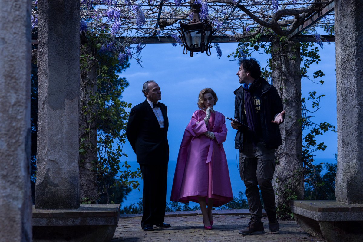dizi_mania's tweet photo. Yeni polisiye mini dizi "#TheFinalProblem" bugün Netflix'te yayınlandı. 

1959 yılının baharında 13 kişi Mallorca kıyılarının açıklarındaki küçük bir adada şiddetli bir fırtına yüzünden mahsur kalır. Kaldıkları küçük otelde İngiliz asıllı sessiz sakin bir İngiliz turist olan Elisa Mander ölü bulunur. Olay başlangıçta intihar gibi görünse de kısa sürede bir cinayet olduğu anlaşılır. Bir zamanlar beyazperdede Sherlock Holmes’u canlandırmış emekli aktör Basil, istemeden de olsa olayı çözmekle görevlendirilir. Kimsenin ayrılamadığı ve kimsenin gelemediği bir yerde, tüm konuklar ve çalışanlar her geçen gün daha karmaşık hale gelen bir suçun şüphelisi haline gelir. 

Arturo Pérez-Reverte’nin aynı adlı romanından uyarlanan 4 bölümlük dizi Jose Coronado’yu Basil rolüyle karşımıza çıkarıyor.