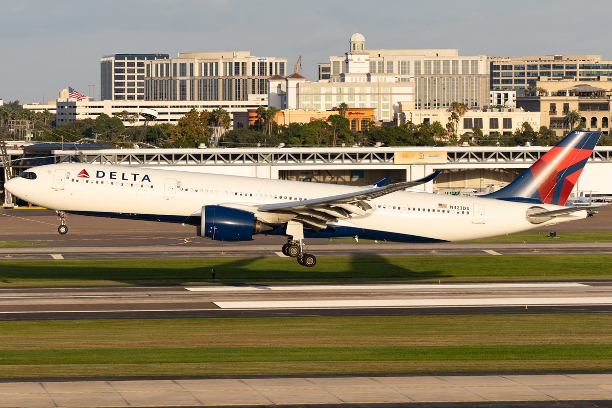 FlyTPA's tweet photo. That jussstttttt landed at TPA from Amsterdam feeling >>>>>> 

📸: Nathan Francois https://t.co/iL0KYutQbe