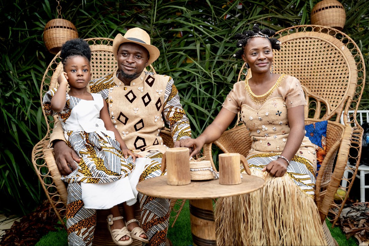 francalevin's tweet photo. Hoy en “colada en casamientos” viví una boda tradicional de la etnia Bubi en Malabo, Guinea Ecuatorial 

Es muy lindo poder identificar patrones comunes con elementos que vi en otros países a la vez que reconocer las especificidades 

Como me está gustado este país 🙌🏽🇬🇶 https://t.co/ABHiWMZFGv