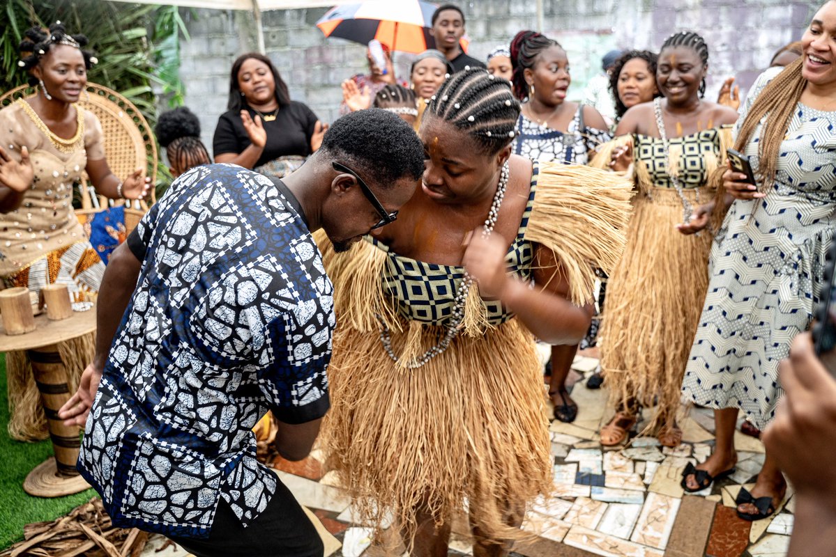 francalevin's tweet photo. Hoy en “colada en casamientos” viví una boda tradicional de la etnia Bubi en Malabo, Guinea Ecuatorial 

Es muy lindo poder identificar patrones comunes con elementos que vi en otros países a la vez que reconocer las especificidades 

Como me está gustado este país 🙌🏽🇬🇶 https://t.co/ABHiWMZFGv