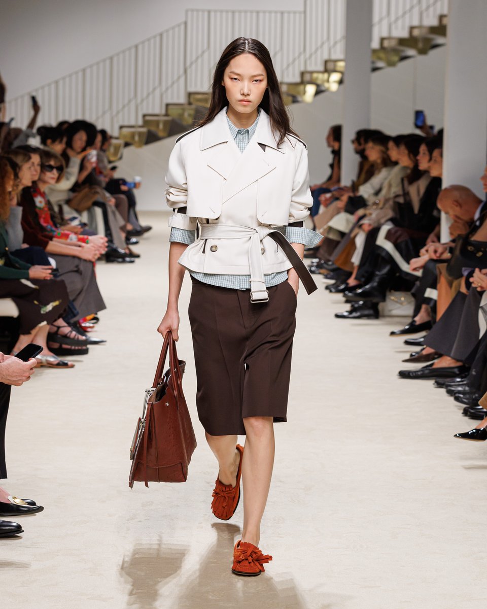 Tods's tweet photo. ITALIAN ATTITUDE
Among the looks from the Tod's Spring-Summer 2027 Women's Collection, the trench coat takes the scene alongside the Candy Bag, returning from the archives with a fresh, contemporary language.
Discover more at: https://t.co/XW2m13o3WM
Tod's Creative Director: Matteo Tamburini
#Tods #TodsSS27