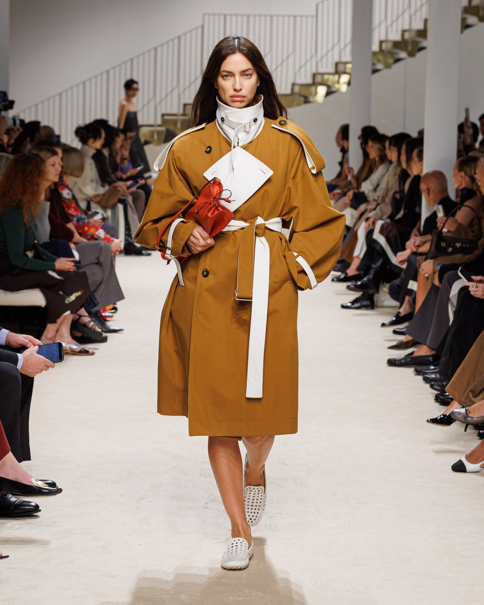 Tods's tweet photo. ITALIAN ATTITUDE
Among the looks from the Tod's Spring-Summer 2027 Women's Collection, the trench coat takes the scene alongside the Candy Bag, returning from the archives with a fresh, contemporary language.
Discover more at: https://t.co/XW2m13o3WM
Tod's Creative Director: Matteo Tamburini
#Tods #TodsSS27