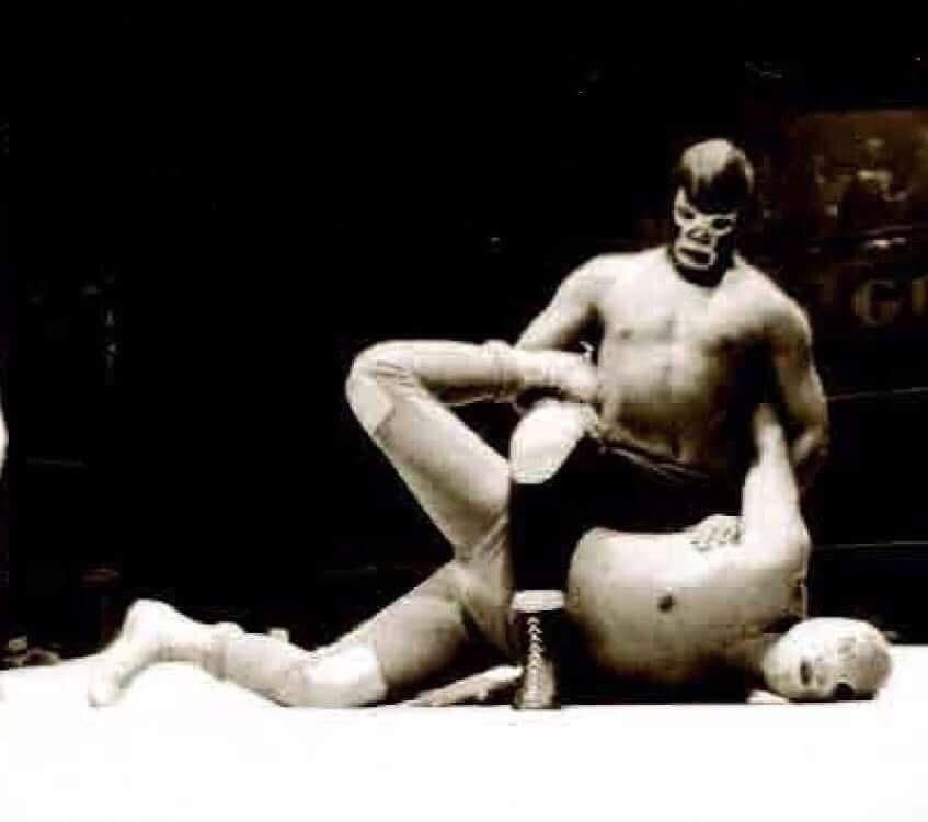 Pegassojac's tweet photo. Hoy hace 73 años, #BlueDemon derrotó en 3 caídas a #ElSanto arrebatándole el Campeonato Mundial Welter de la NWA.
A partir de ahí cambió la narrativa y desde entonces para muchos el nuevoleonés demostró que era MEJOR LUCHADOR que el Enmascarado de Plata.
#bluedemon  #ElSanto https://t.co/zWrlFpRtqf