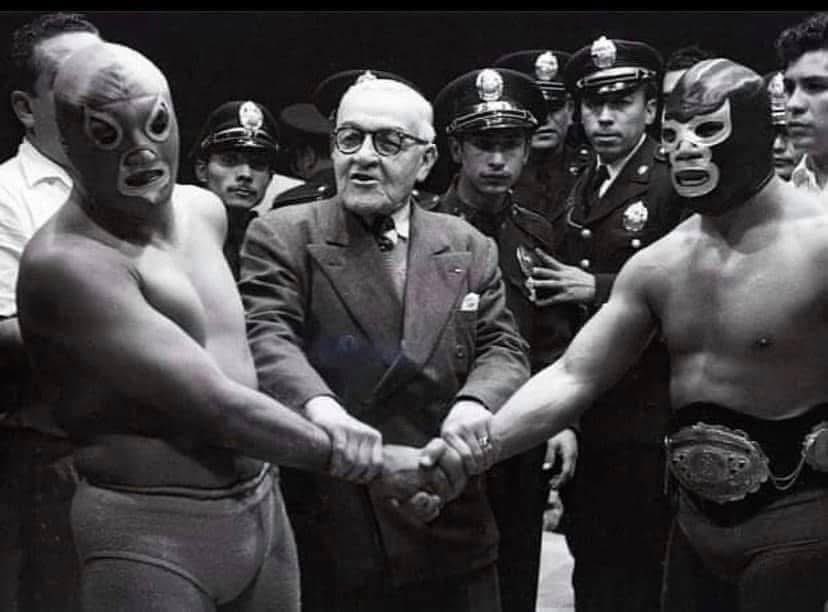 Pegassojac's tweet photo. Hoy hace 73 años, #BlueDemon derrotó en 3 caídas a #ElSanto arrebatándole el Campeonato Mundial Welter de la NWA.
A partir de ahí cambió la narrativa y desde entonces para muchos el nuevoleonés demostró que era MEJOR LUCHADOR que el Enmascarado de Plata.
#bluedemon  #ElSanto https://t.co/zWrlFpRtqf