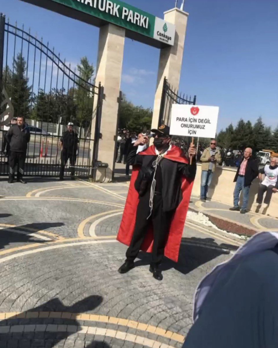 yenipartiyiz06's tweet photo. 🔴 Emeklilerin AYM önünde düzenlediği eylemde "Geçinemiyoruz" diyerek başına ateş eden emekli polis memuru Ali Şekeroğlu, yaşamını yitirdi.

Yıllardır "emekliyi öldürdünüz" diye boşuna haykırmıyoruz.

Adam öldü...! 

#ParaİçinDeğilOnurumuzİçin https://t.co/1cnjEHSxOS