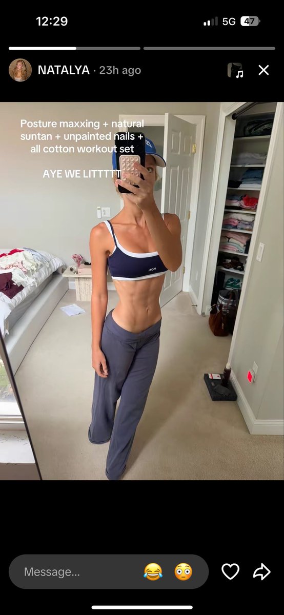 claireplr's tweet photo. need her stomach omfg https://t.co/XvAAoihwvY