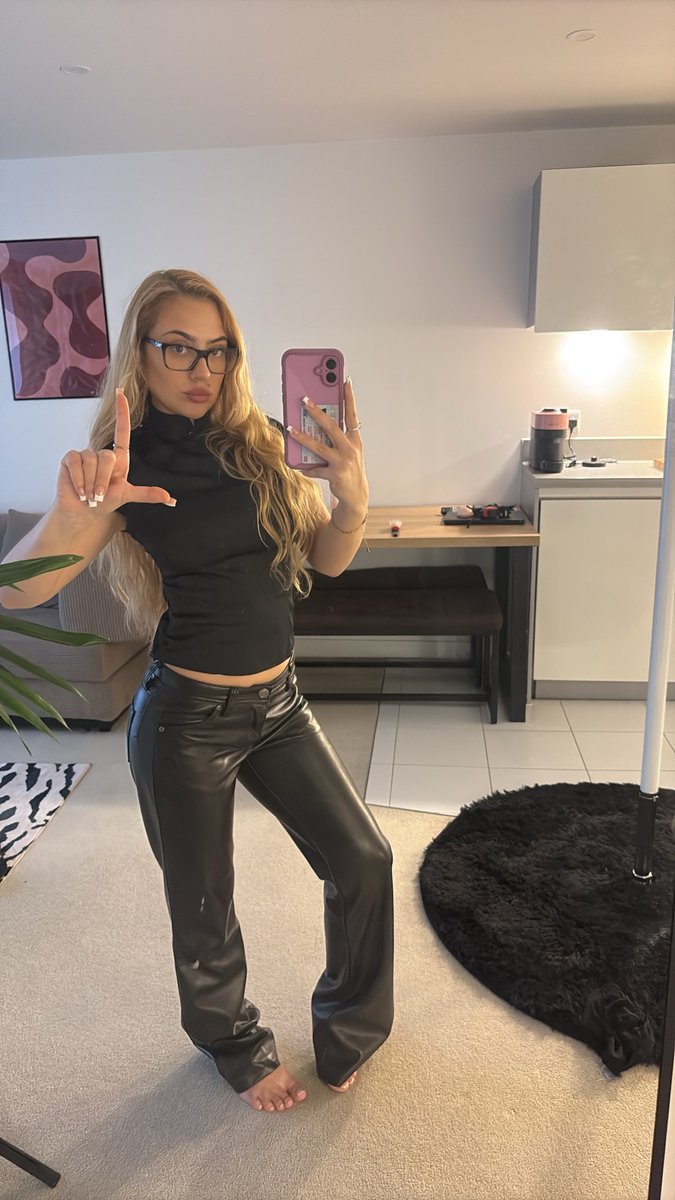 LadyAleena_'s tweet photo. Which losers are funding my night tonight? #findom #payup #paypig https://t.co/vyEyPGEl40