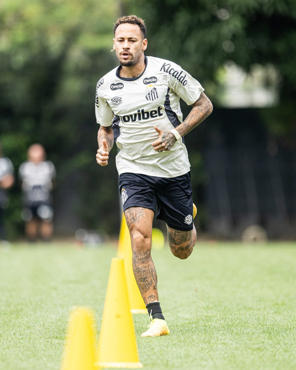 SantosFC's tweet photo. Mais um dia de transição, o primeiro no campo. Vai pra cima deles, Neymar Jr! ⚪⚫ https://t.co/L17A1NeBpr