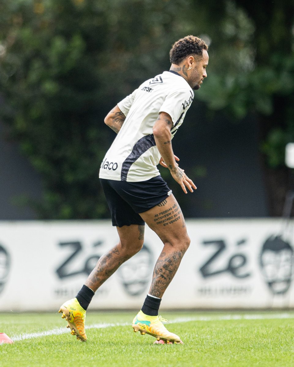 SantosFC's tweet photo. Mais um dia de transição, o primeiro no campo. Vai pra cima deles, Neymar Jr! ⚪⚫ https://t.co/L17A1NeBpr