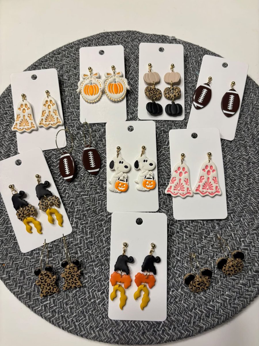 summonedbynat7's tweet photo. You really have to check out the cute collection of earrings from Designs by Danielle Nicole! She has so many styles and colors to compliment any outfit. Her seasonal earrings are truly festive and are sure to get you in the season! https://t.co/nhaUreIvtt