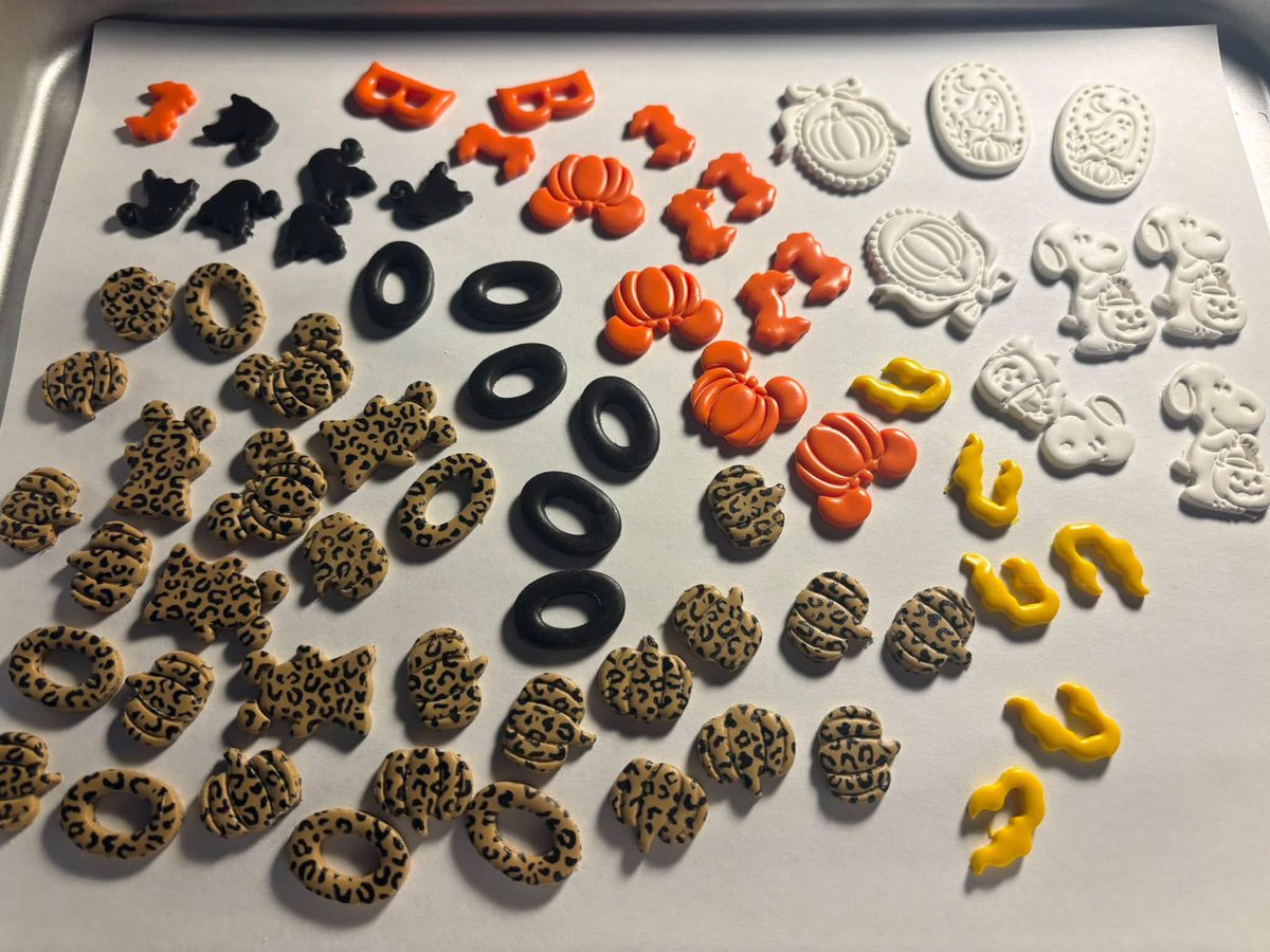 summonedbynat7's tweet photo. You really have to check out the cute collection of earrings from Designs by Danielle Nicole! She has so many styles and colors to compliment any outfit. Her seasonal earrings are truly festive and are sure to get you in the season! https://t.co/nhaUreIvtt