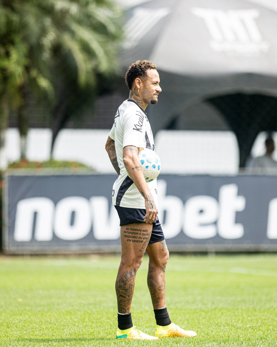 SantosFC's tweet photo. Mais um dia de transição, o primeiro no campo. Vai pra cima deles, Neymar Jr! ⚪⚫ https://t.co/L17A1NeBpr