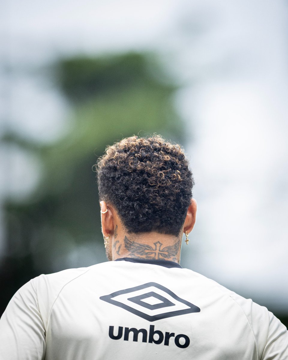 SantosFC's tweet photo. Mais um dia de transição, o primeiro no campo. Vai pra cima deles, Neymar Jr! ⚪⚫ https://t.co/L17A1NeBpr
