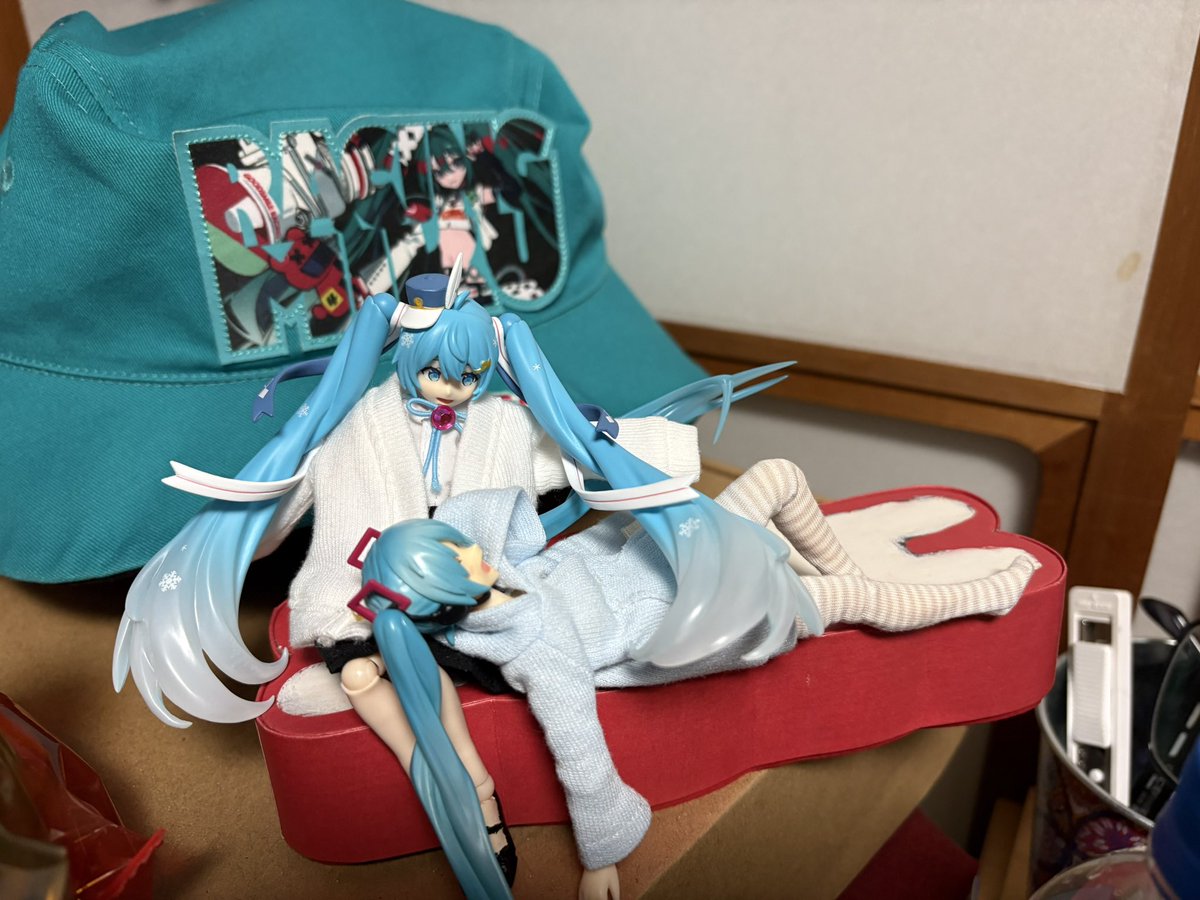 Hatsune01_love's tweet photo. コールの物を大事にする&お姉ちゃんっぽい集
理由↓
①腕輪
②その腕輪を片方無くす
③衣装替えても腕輪は渡さない
④膝枕
#figmaster https://t.co/uQ9eJiUiyi