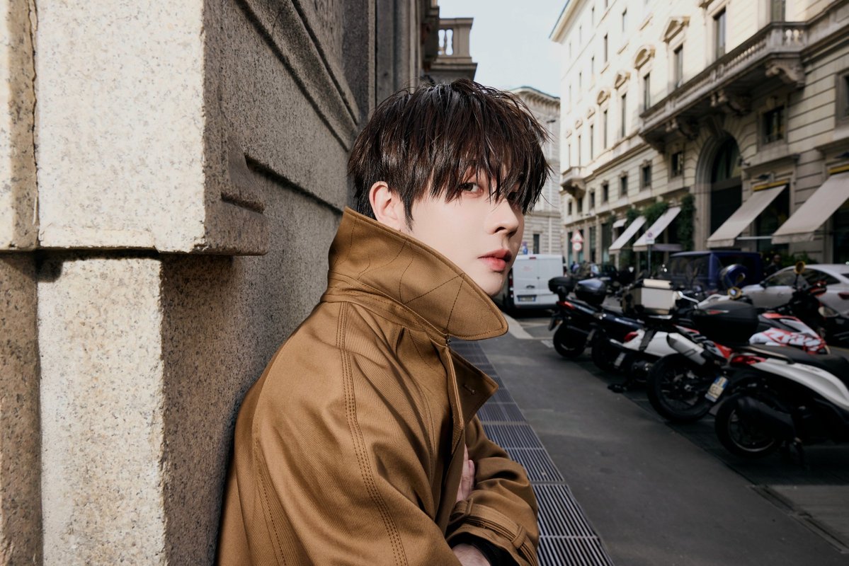 CrushScene_Ent's tweet photo. หล่อแพ็คคู่!! “เติ้ล-เฟิร์สวัน” โดดเด่น ออร่าปังกลางกรุงมิลาน อวดลุคแฟชั่นสุดเท่ ร่วมชมแบรนด์ Moschino ❤️✨️
🔗https://t.co/QVGs8wmvM6

การแท็กทีมไปเยือนมิลานแฟชั่นวีคในครั้งนี้ของทั้งคู่ ไม่เพียงแต่สะท้อนถึงเสน่ห์และออร่าความปังที่เข้ากับแบรนด์ Moschino เท่านั้น แต่ยังสร้างความภาคภูมิใจให้กับแฟนคลับชาวไทยที่ได้เห็นทั้งสองคนเฉิดฉายบนเวทีแฟชั่นระดับสากลได้อย่างสมบูรณ์แบบอีกด้วย

ครั้งแรกก็ทำถึงแบบสุดๆ มิลานไม่ได้หวานอย่างเดียว แต่มิลานงานดีมากด้วยจ้า ปรบมืออออ 

TLE FIRSTONE AT MFW 2027
#MOSCHINOSS27xTLEFIRSTONE 
#MOSCHINO #TleFirstone
#TLE_mtm #Firstone 
#CrushSceneEnt