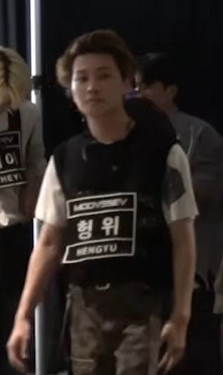 ModU226's tweet photo. a rare sighting of Hengyu's forehead https://t.co/jXf3g8tjnQ