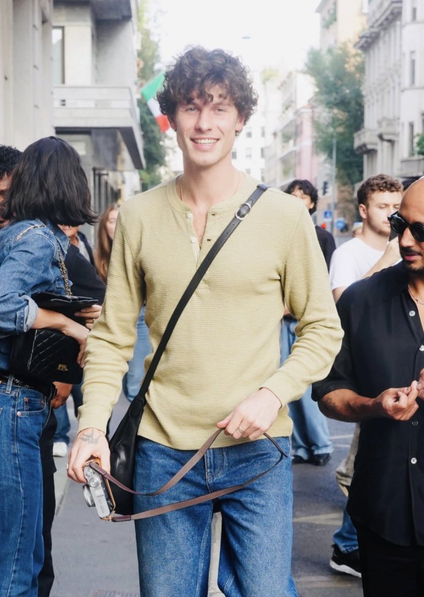ShawnMendesBRA's tweet photo. Shawn Mendes hoje em Milão! 📸 https://t.co/WD19GSyugp