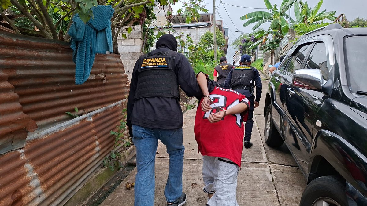 PNCdeGuatemala's tweet photo. En un allanamiento en El Caminero, El Carmen, Santa Catarina Pinula, investigadores de #DIPANDA capturaron a Ángel “N”, de 18 años, alias “El Smurf”, presunto integrante del Barrio 18. Se incautaron dos pistolas, cargadores, municiones y dos chalecos antibalas.

#ProtegerYServir https://t.co/Un2ad1aOrP