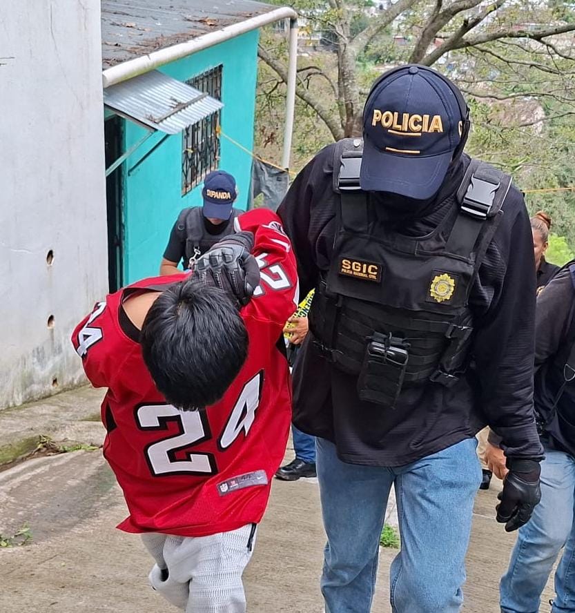PNCdeGuatemala's tweet photo. En un allanamiento en El Caminero, El Carmen, Santa Catarina Pinula, investigadores de #DIPANDA capturaron a Ángel “N”, de 18 años, alias “El Smurf”, presunto integrante del Barrio 18. Se incautaron dos pistolas, cargadores, municiones y dos chalecos antibalas.

#ProtegerYServir https://t.co/Un2ad1aOrP