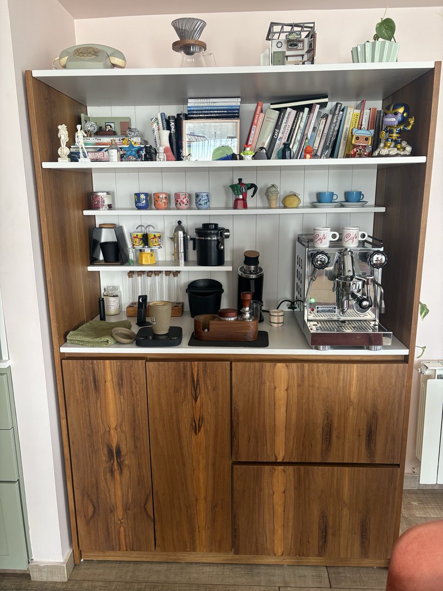 rgsnbre's tweet photo. Cuando estoy harto del laburo, salgo y miro la estación de café. A veces me da fuerzas para continuar. https://t.co/M0jGr4Cu3c