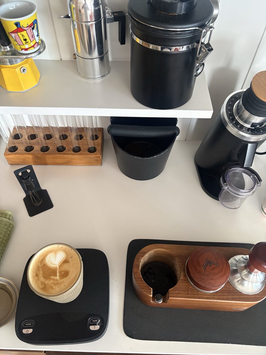 rgsnbre's tweet photo. Cuando estoy harto del laburo, salgo y miro la estación de café. A veces me da fuerzas para continuar. https://t.co/M0jGr4Cu3c