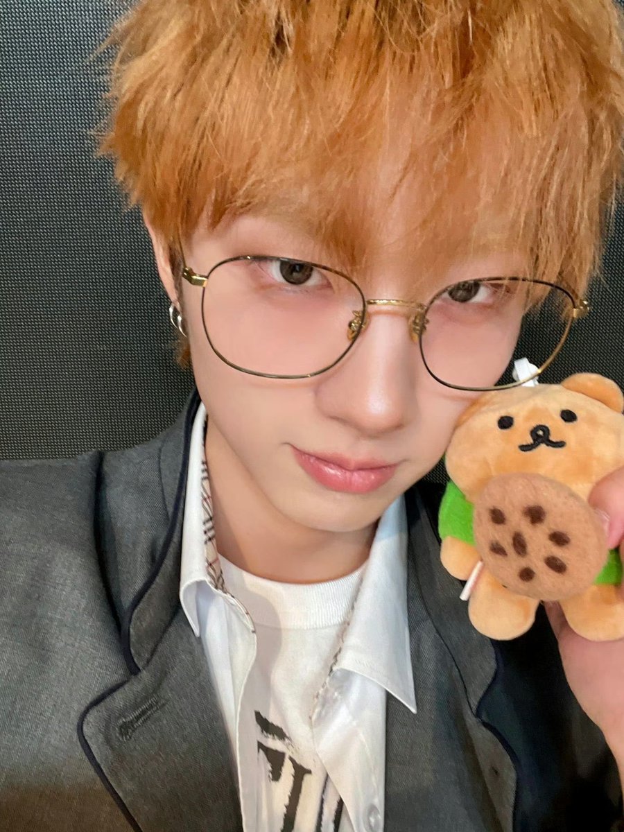 Carasuma1209's tweet photo. 지웅 열몇 번이나 봤는데… 매번 흑발이야🥹
컬러 헤어 지웅이 보고 싶어…제발 https://t.co/uY1J1JYEVA