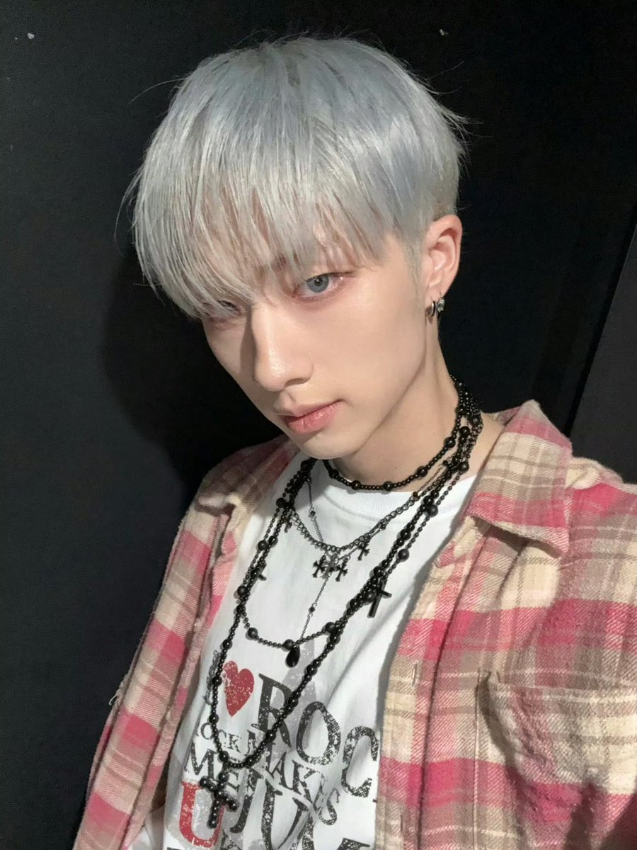 Carasuma1209's tweet photo. 지웅 열몇 번이나 봤는데… 매번 흑발이야🥹
컬러 헤어 지웅이 보고 싶어…제발 https://t.co/uY1J1JYEVA