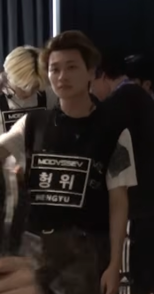 ModU226's tweet photo. a rare sighting of Hengyu's forehead https://t.co/jXf3g8tjnQ