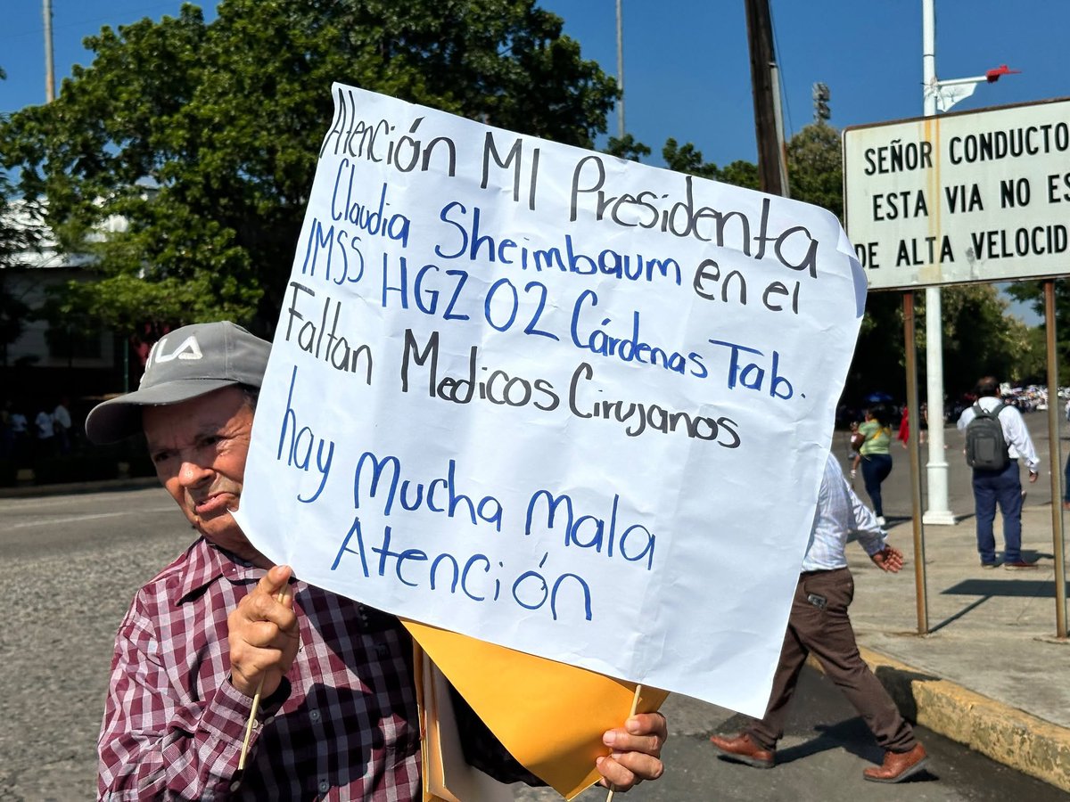 MLopezSanMartin's tweet photo. “¡Narcopresidenta!”, gritan durante la visita de Sheinbaum a Tabasco

Manifestantes en Villahermosa reclaman también por el desabasto de medicamentos

📹 @audelinomacario https://t.co/hcKW68OoMr