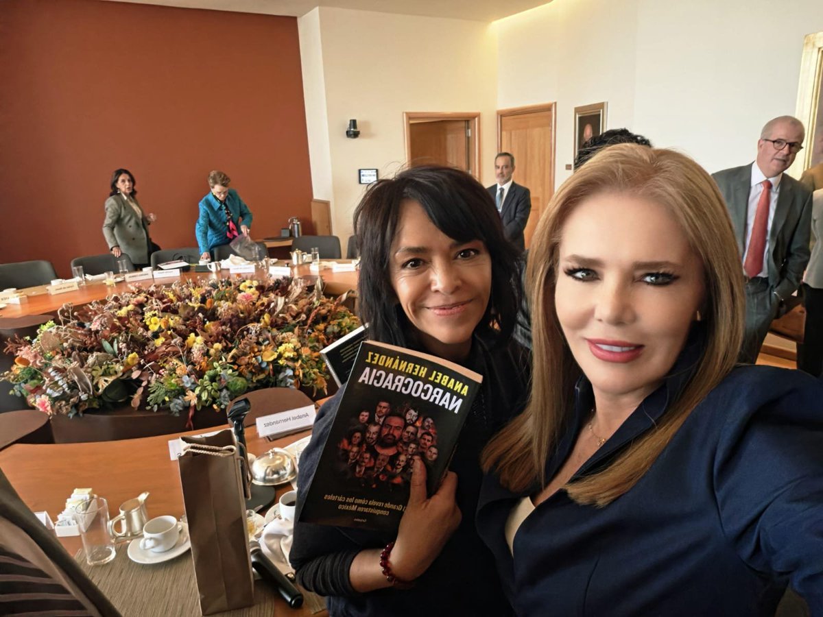 DeniseMeadeG's tweet photo. NARCOCRACIA: EL PODER, EL CRIMEN Y EL PRECIO DE CONTAR

Hoy disfrutamos de la presentación del libro "Narcocracia", de @anabelhoficial, quien nos compartió desde el dolor de investigar durante más de veinte años la impunidad del crimen organizado. 

Según los testimonios y las investigaciones que expuso, Morena habría recibido apoyo y financiamiento criminal desde sus orígenes, y López Obrador habría mantenido vínculos con ese entramado, lo que conformo la narcocracia que hoy nos destruye. 

Sus señalamientos son gravísimos y estremecedores: una denuncia sobre el poder, sus presuntas complicidades y el costo de revelar lo que muchos preferirían ocultar.
