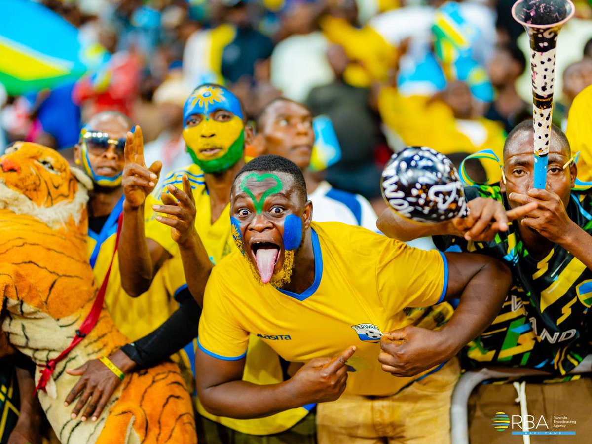 rbarwanda's tweet photo. Abafana b'Amavubi bakomeje kuryoherwa n'ibirori abakinnyi bari kubereka.

Muri iyi minota, Ikipe y'Igihugu 'Amavubi' iri kwiharira cyane umupira, abakinnyi bagerageza guhanahana.

Ku rundi ruhande ariko, Ikipe ya Liberia, iri gukina idafite abakinnyi buzuye kuko Kpah Sherman yahawe ikarita itukura.

74' Amavubi 3-1 Liberia. #RBASports #AFCON2027