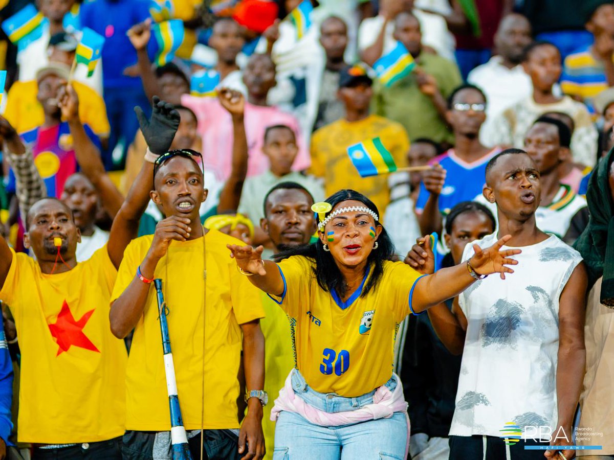 rbarwanda's tweet photo. Abafana b'Amavubi bakomeje kuryoherwa n'ibirori abakinnyi bari kubereka.

Muri iyi minota, Ikipe y'Igihugu 'Amavubi' iri kwiharira cyane umupira, abakinnyi bagerageza guhanahana.

Ku rundi ruhande ariko, Ikipe ya Liberia, iri gukina idafite abakinnyi buzuye kuko Kpah Sherman yahawe ikarita itukura.

74' Amavubi 3-1 Liberia. #RBASports #AFCON2027