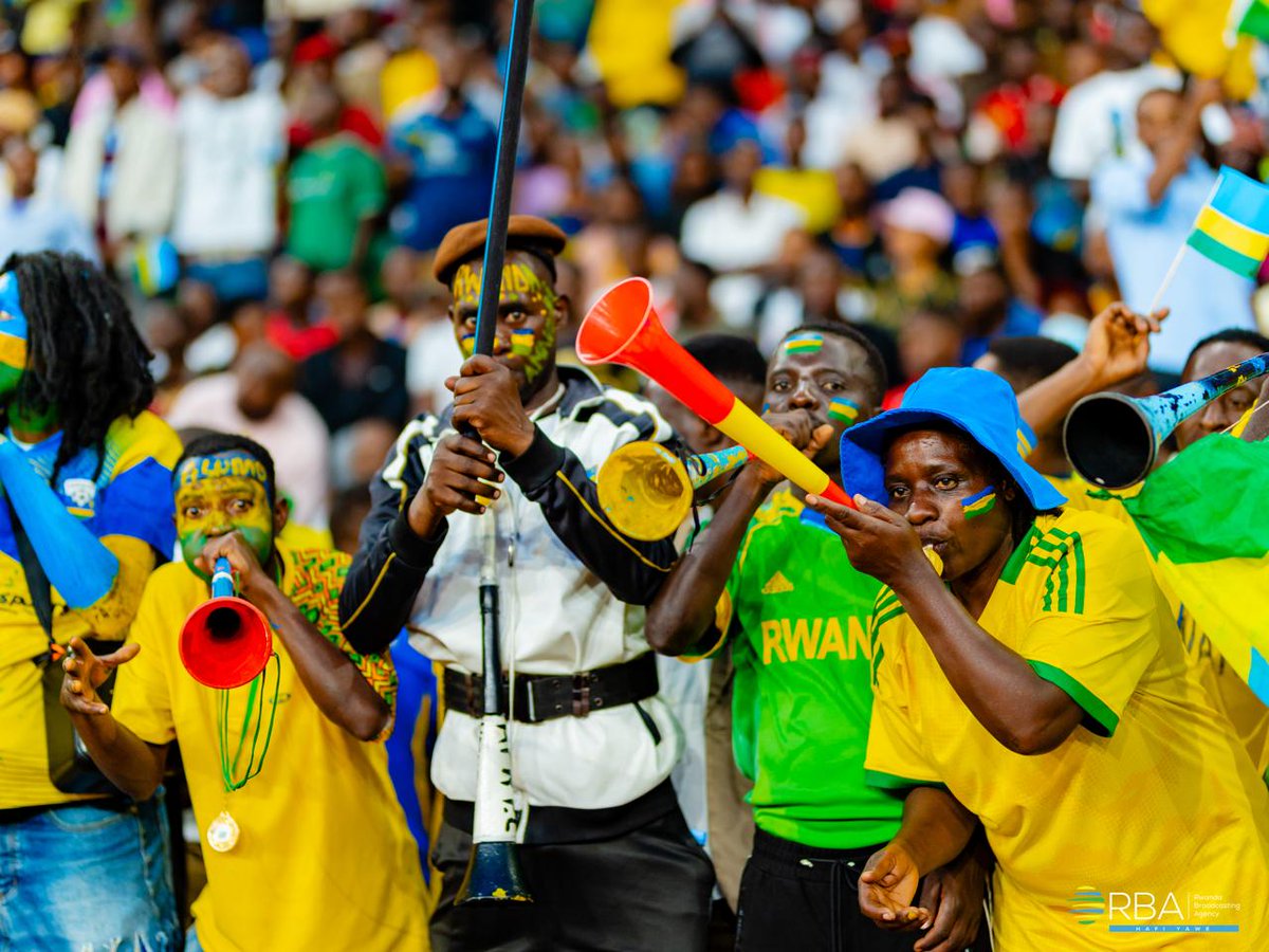 rbarwanda's tweet photo. Abafana b'Amavubi bakomeje kuryoherwa n'ibirori abakinnyi bari kubereka.

Muri iyi minota, Ikipe y'Igihugu 'Amavubi' iri kwiharira cyane umupira, abakinnyi bagerageza guhanahana.

Ku rundi ruhande ariko, Ikipe ya Liberia, iri gukina idafite abakinnyi buzuye kuko Kpah Sherman yahawe ikarita itukura.

74' Amavubi 3-1 Liberia. #RBASports #AFCON2027
