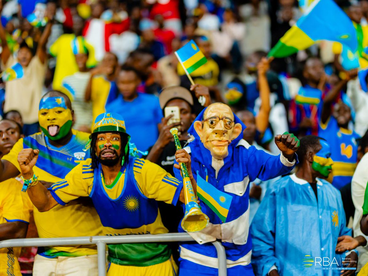 rbarwanda's tweet photo. Abafana b'Amavubi bakomeje kuryoherwa n'ibirori abakinnyi bari kubereka.

Muri iyi minota, Ikipe y'Igihugu 'Amavubi' iri kwiharira cyane umupira, abakinnyi bagerageza guhanahana.

Ku rundi ruhande ariko, Ikipe ya Liberia, iri gukina idafite abakinnyi buzuye kuko Kpah Sherman yahawe ikarita itukura.

74' Amavubi 3-1 Liberia. #RBASports #AFCON2027