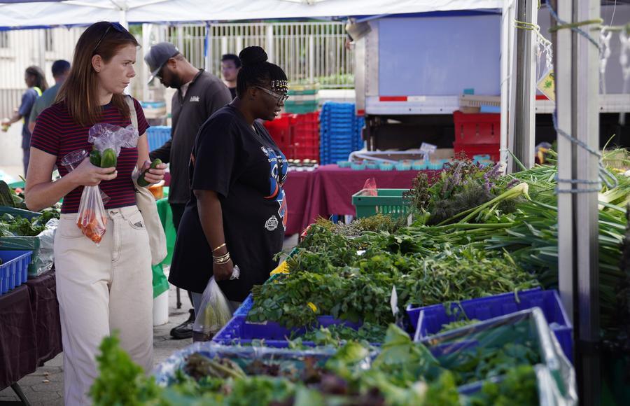 XHNews's tweet photo. The U.S. consumer sentiment in September reached the lowest reading in four months, and ticked down 15 percent from January amid trade tensions, high prices and interest rates, a survey showed Friday. https://t.co/bQw1cXEAN4 https://t.co/1m6beYL1X5