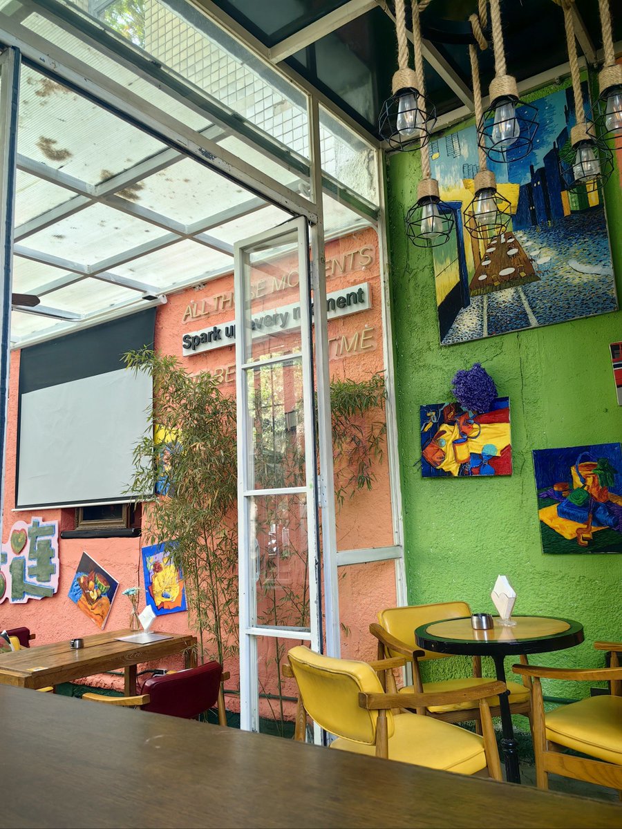 aster842566v1's tweet photo. [Today’s cherry blossom viewing at Tangguan Alley—l琅琅 book café by the alley wall, so cozy！]， https://t.co/MdBkwSyyGm