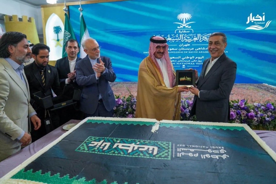 dr2003fu's tweet photo. وفد السعودي قام  من بدري عسب لا تفوتهم الحفلة الي في قلب طهران الله يديم شهر العسل 🇮🇷🇸🇦 https://t.co/6kr7GLHaLE