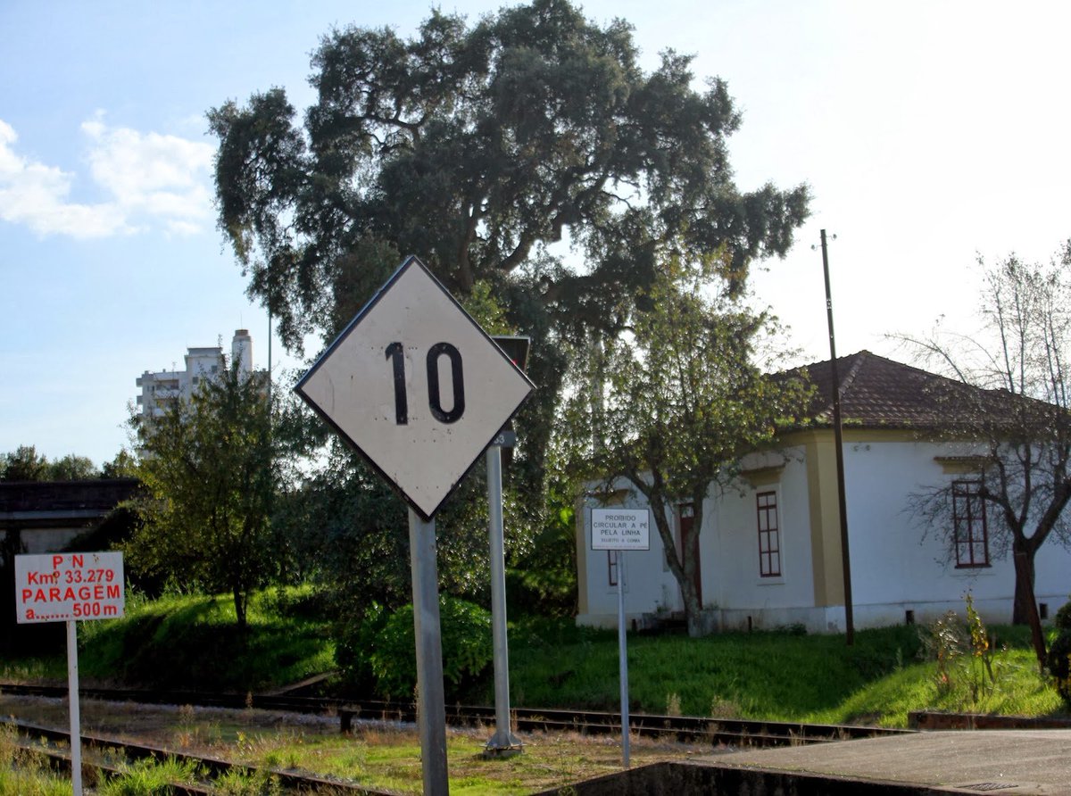 mclvouga's tweet photo. 📸 15 Anos, 15 Memórias: A Luta pela Linha do Vouga

2️⃣0️⃣1️⃣4️⃣: A Velocidade de Caracol

🔍 Artigo completo: https://t.co/tOB1MaMZgK

📍 Oliveira de Azeméis, 2014
📸 Autoria da foto: Aníbal Bastos

#mclv
#mclvouga
#linhadovouga
#vouguinha 
#bitolametrica
#viaestreita
#15anosMCLV https://t.co/4SI6jkQa8x