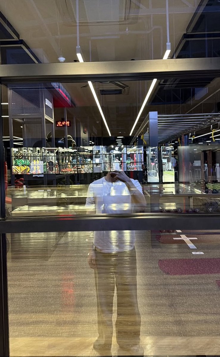 gypsophila_dao's tweet photo. i was wrong they didn't just have a date night BOSSTONG HAD A FULL DAY DATE INCLUDING DATE NIGHT both of them even wearing matching white fits ( boss with couple bag and jacket ) today 🤸🏻‍♀️ 🕳️ https://t.co/cMG42j03BO