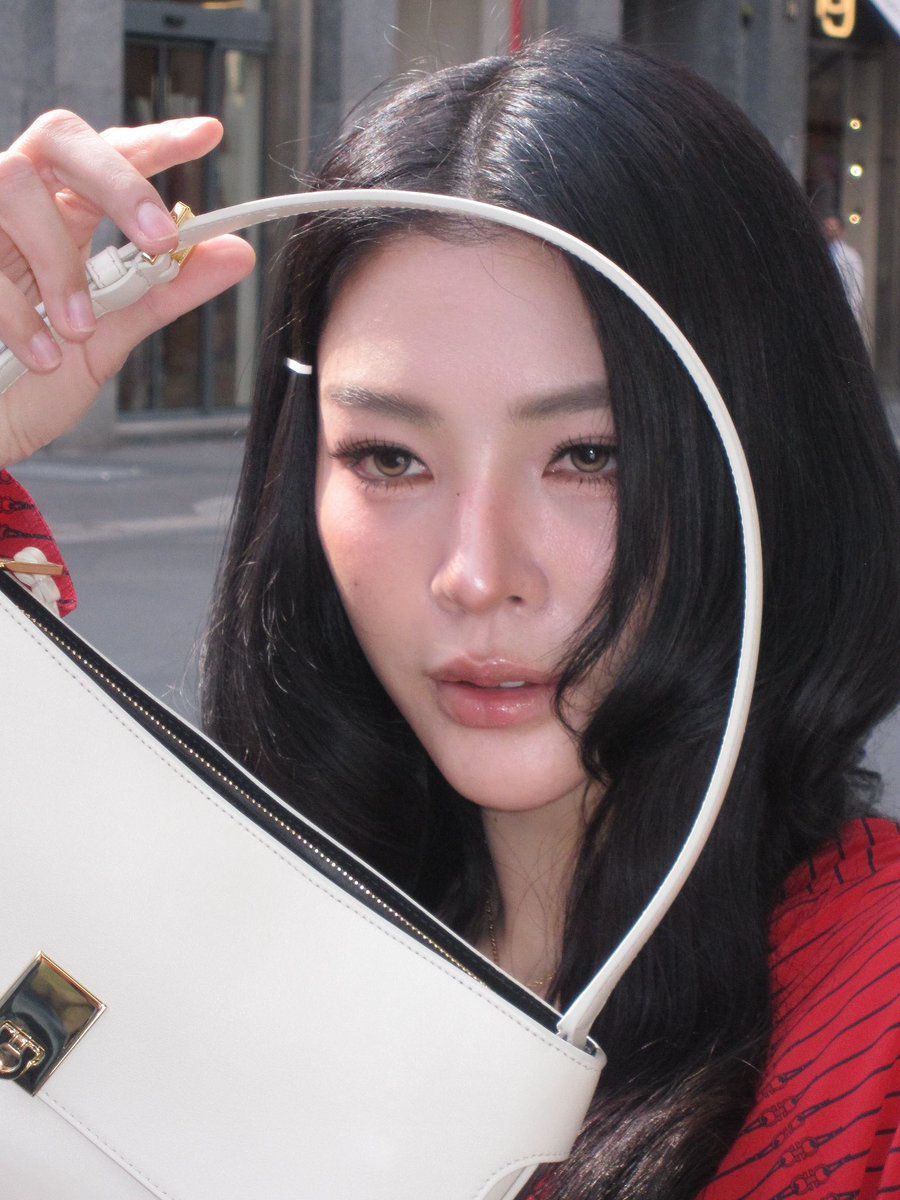 yiimmyzz's tweet photo. She amazing 🤩 

#Ferragamo #FerragamoSS27 #FerragamoXFaye #FayePeraya https://t.co/RtQPbRlEA2