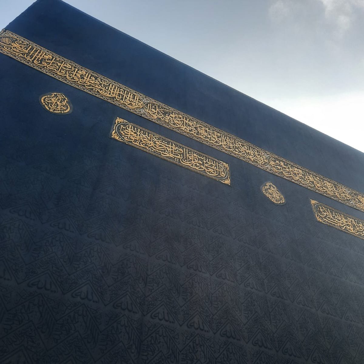 5qii8's tweet photo. حينما سألت عائشة رضي الله عنها رسول الله ﷺ، حين رأته يقوم الليل حتى تتفطّر قدماه:
«ألم يغفر الله لك ما تقدّم من ذنبك وما تأخّر؟»
فقال ﷺ:
«أفلا أكون عبدًا شكورًا؟»
فماذا عنا نحن؟
أفلا نعبده حبًا، وشكرًا، ورضًا به، وطمعًا بما لديه سبحانه؟ 
 ..🤎📿 https://t.co/dHBpkcQmsq