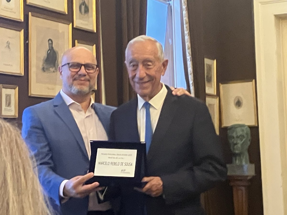 DaAiep's tweet photo. Marcelo Rebelo de Sousa recebe Prémio Martha de la Cal como Personalidade do Ano de 2025 da Associação da imprensa estrangeira em Portugal https://t.co/kLE32dldhZ