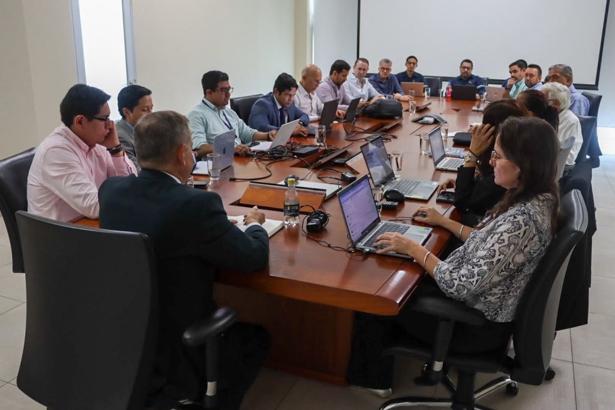 JuanCarlos_Blum's tweet photo. Con esta incorporación la planificación con el sector industrial permitirá optimizar alrededor de 4.900 MWh diarios: 1.000 MWh en AV1, 2.100 MWh en AV2 y 1.800 MWh en Medio Voltaje, contribuyendo a una gestión más eficiente de la demanda y de los recursos energéticos disponibles. https://t.co/1I9uUUgeRv
