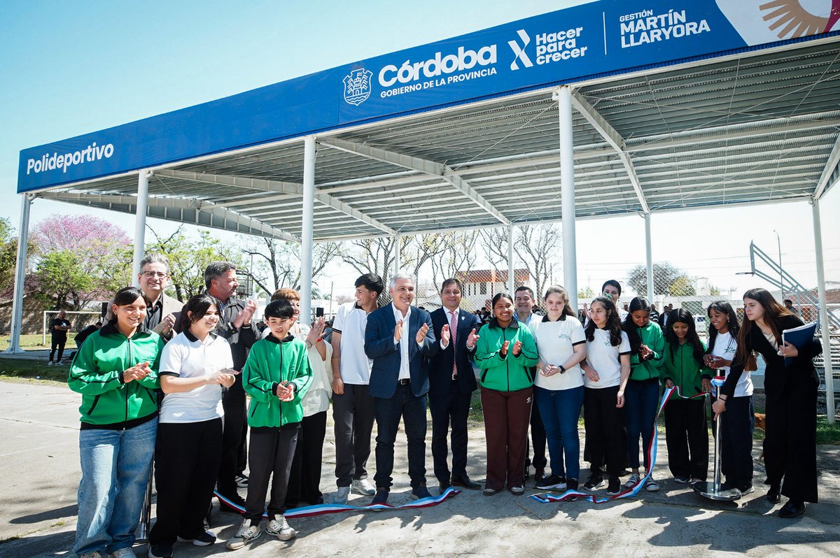 gobdecordoba's tweet photo. En #BellVille, el gobernador @MartinLlaryora inauguró el nuevo polideportivo del IPEM 140 Domingo Faustino Sarmiento.👫

🏀El espacio permitirá que los estudiantes realicen actividades deportivas dentro del establecimiento y también podrá ser utilizado por los vecinos.

La obra comprende un playón cubierto de aproximadamente 600 metros cuadrados, con infraestructura para realizar: fútbol, básquet y vóley, entre otras actividades. 🏐⚽️

Durante el acto, el mandatario provincial anunció además un aporte de $50 millones para refaccionar la cancha de fútbol, los sanitarios, y mejorar el sector recreativo del establecimiento. 🙌

🗣️“Construir polideportivos es algo hermoso, porque es la posibilidad de construir que los chicos estén en la escuela, estén en el deporte y construir junto a los chicos los mejores valores”, expresó el gobernador.

#HacerParaCrecer