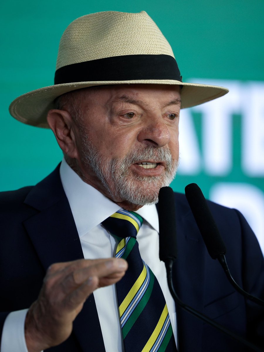 DataFutebol's tweet photo. URGENTE! 🚨 🇧🇷

Presidente LULA ATACA os TIMES ‼️😳

“Os clubes de futebol NÃO TEM O DIREITO DE QUERER SOBREVIVER A CUSTO DAS DÍVIDAS DO POVO POBRE QUE TORCE PRO TIME!

Aprovamos a Lei das SAFs para que os times virem empresa e NINGUÉM VIROU EMPRESA porque eles querem MAMAR NAS BETS! 

Sabe quando o Flamengo recebe? R$ 240 milhões. Sabe o Corinthians? R$ 150 milhões. VÃO TER QUE ARRANJAR UM OUTRO JEITO DE GANHAR DINHEIRO PORQUÊ A BET VAI ACABAR!”

*Fact Check: Vários clubes viraram SAF desde 2021. Na Série A por exemplo, temos 6 SAFs e 1 clube-empresa. Outros clubes estão em negociação para virar empresas.