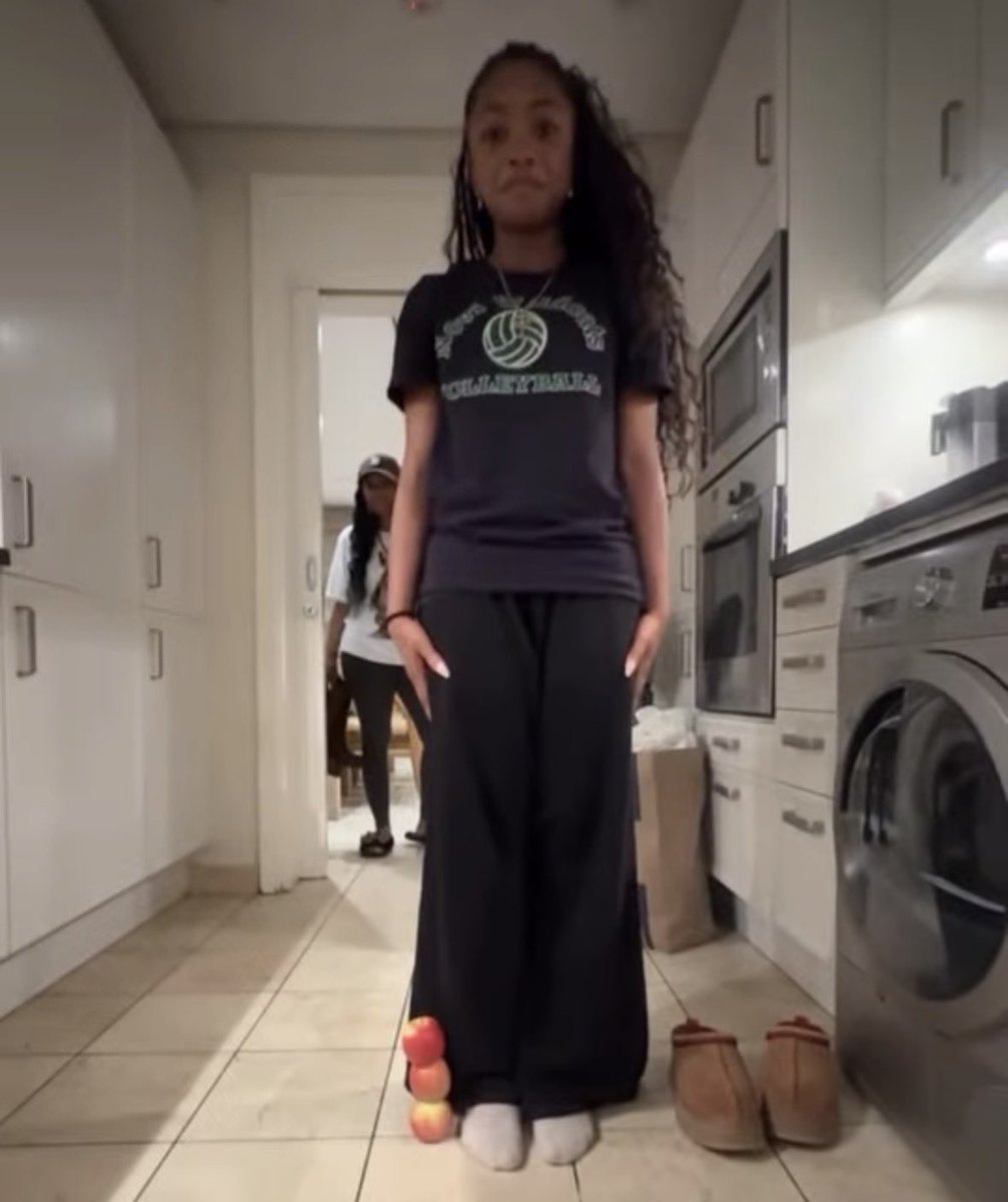 moviefriday89's tweet photo. trying to prove she’s NOT three apples tall 😭😭 https://t.co/BRAK8eoFTr